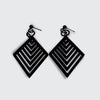 Pendientes en forma romboide negros y elegantes.
