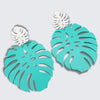 Pendientes con forma de hoja de monstera tropical con soporte en mini monstera blanca.