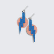 Pendientes con forma de rayo de cómic de superhéroes.