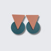 Elegantes pendientes geométricos formados por un círculo y un triángulo en colores melocotón y verde musgo.